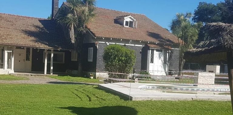 La quinta ubicada en Villa Luzuriaga donde funcionaría la red de prostitución. (WEB).