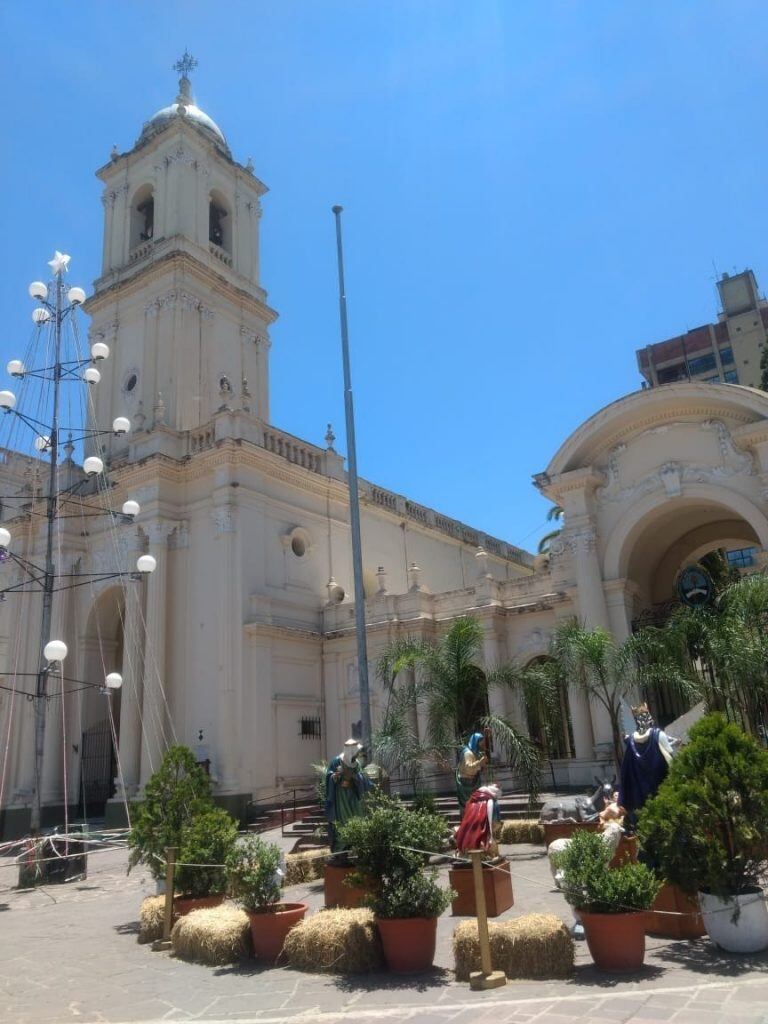 En el atrio de la Catedral Basílica se encuentra el pesebre ante el cual harán su paso este domingo cientos de grupos de adoradores.