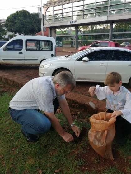 Los descendientes de checos plantaron árboles como homenaje a la tierra de sus mayores y reconocimiento a su nueva patria. (Misiones Online)