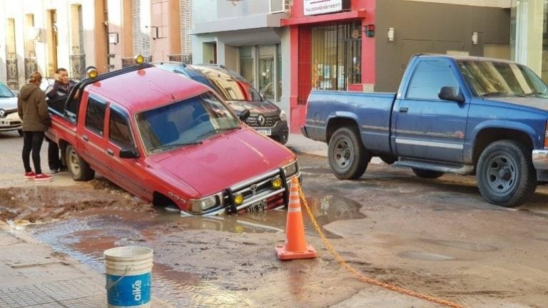 La camioneta quedó incrustada en el centro de Paraná (AHORA).