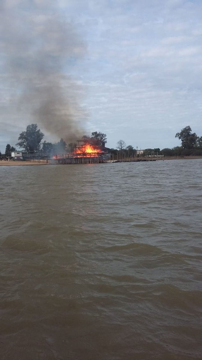 Incendio en el parador Pura Vida. (@robertocaferra)