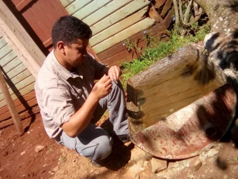 Personal del Ministerio identifica y analiza un posible criadero de mosquitos.