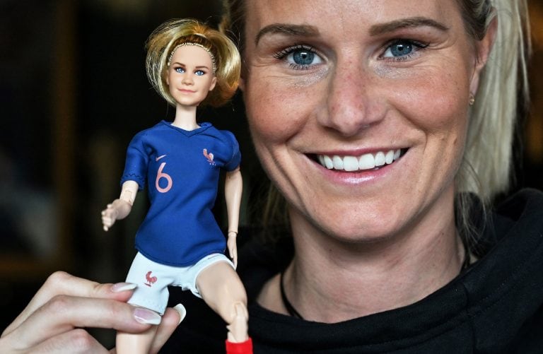 La jugadora francesa de fútbol, Amandine Henry, posó con una muñeca Barbie deportista. (Photo by PHILIPPE DESMAZES / AFP)