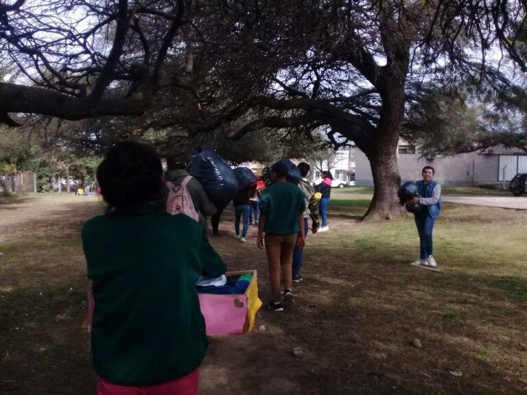 El Centro de Estudiantes del Ipet Paravachasca de Alta Gracia, realizando donaciones a Crecer.