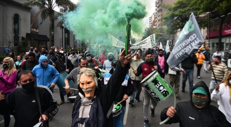 Al menos seis policías terminaron heridos y siete manifestantes detenidos. (Foto: Pedro Castillo)