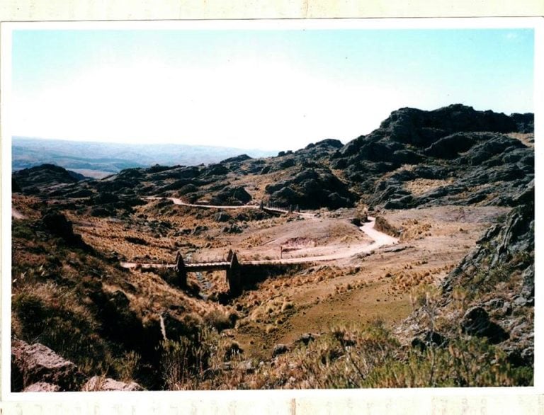 Sector de "Puentes Colgantes" en las Altas Cumbres en 1916. (Foto: gentileza Eldor Bertorello / Facebook Fotos y Recuerdos de Carlos Paz).