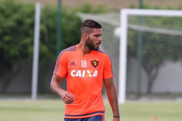 El jugador en uno de los entrenamientos del club brasileño. (Archivo)