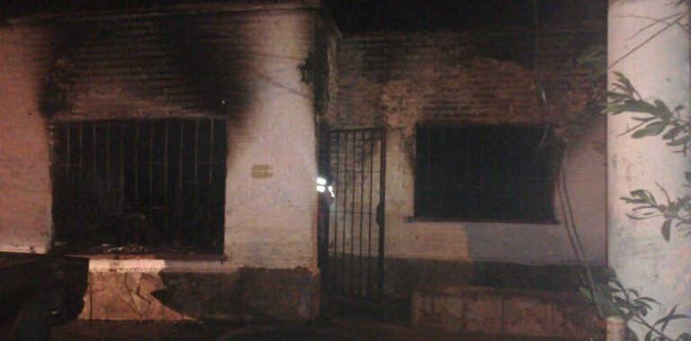 Así quedo la vivienda prendida fuego tras una riña entre vecinos en Las Heras.