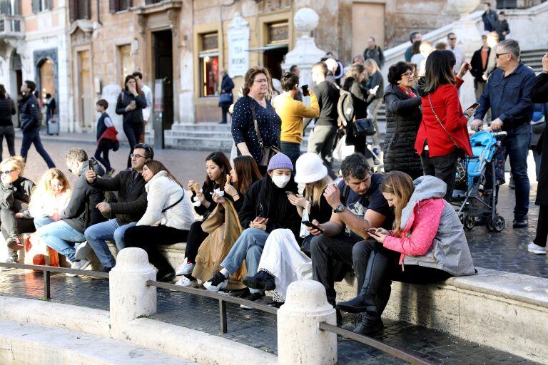 Turistas usan barbijos en Italia, donde para el miércoles eran 12 los muertos por coronavirus (Alessia Pierdomenico/Bloomberg)