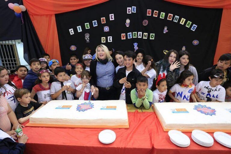 Rosana Bertone junto a los niños de la colonia de vacaciones de Río Grande.