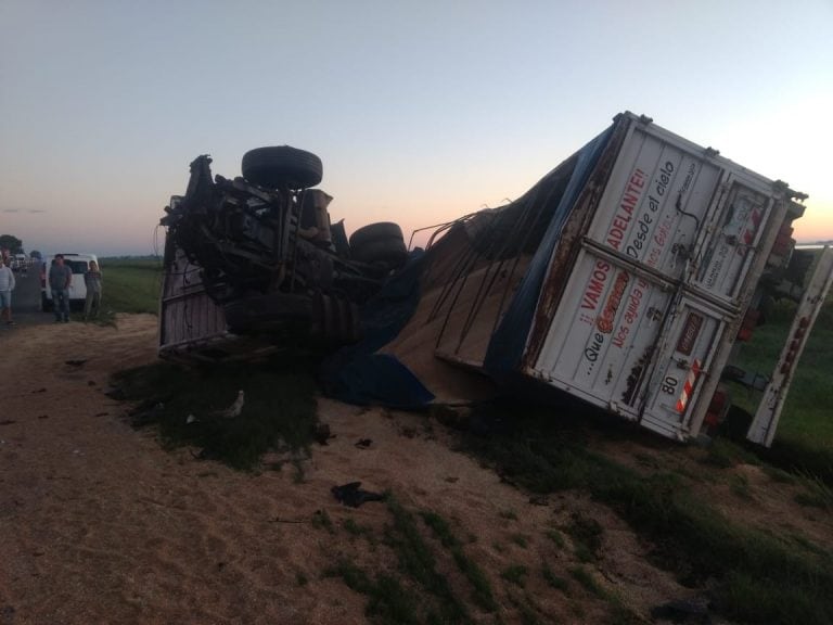 El choque frontal se cobró la vida de uno de los choferes. (Vía Rosario)