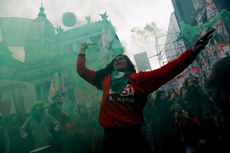 Centenares de personas a favor de la ley del aborto se manifiestan hoy, miércoles 08 de agosto de 2018, en el exterior del Senado en Buenos Aires (Argentina). 
EFE/David Fernández