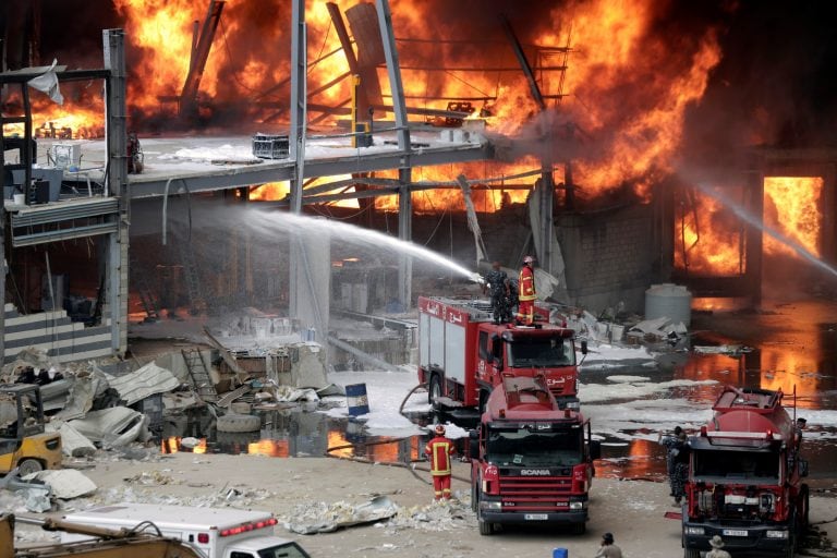 Bomberos trabajan en el puerto de Beirut, Libano, que fue destruido hace menos de un mes (AP Photo/Hassan Ammar)