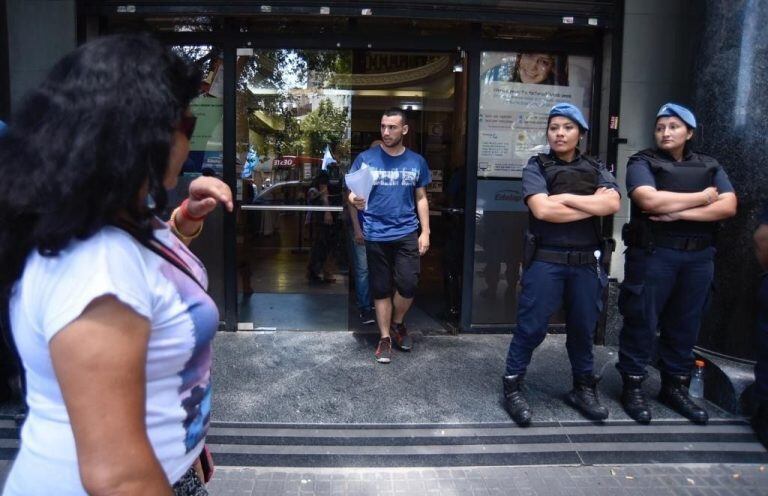 Manifestantes de La Plata reclaman en las puertas de EDELAP contra los tarifazos