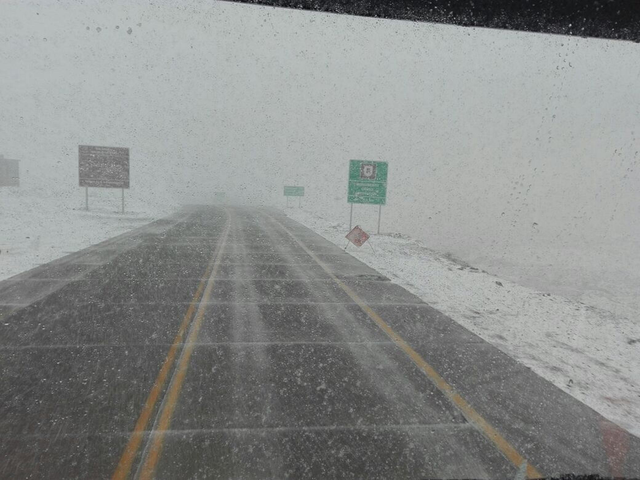 Intransitable, el corredor internacional está afectado por tormentas y fuertes vientos.