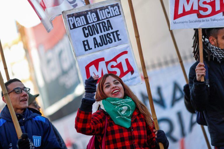 Decenas de personas militantes de partidos de izquierda y organizaciones sociales se concentran en el Obelisco.