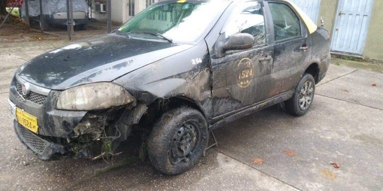 Robaron un taxi y abandonaron el auto en una zanja