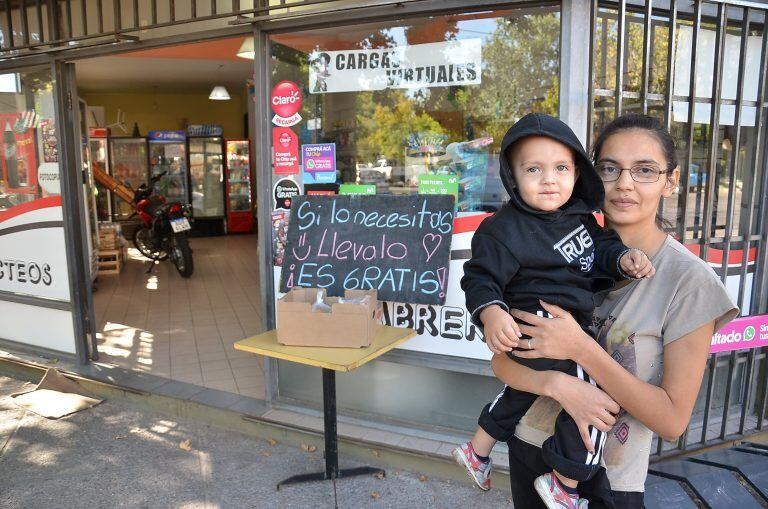 Soledad Barboza junto a su hijo