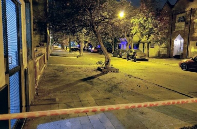 Asesinaron a un joven en su auto en Cerrito al 2800 (Juan José García)