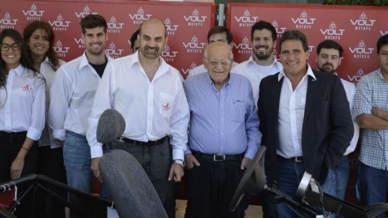 Javier Moyano, director de Innovación y Producción; Eduardo Parodi, director y Daniel Parodi, CEO, junto a parte del equipo de VOLTmotors