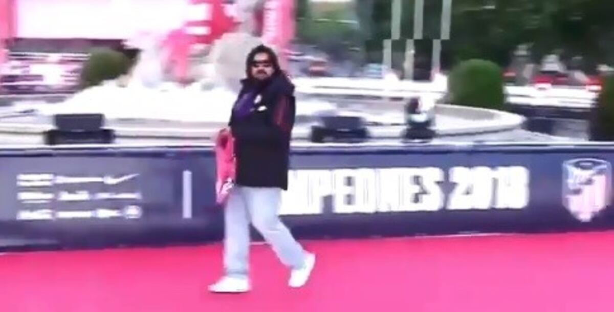 A lo Mick Jagger: El Mono Burgos bailó como un Rolling Stone en Neptuno