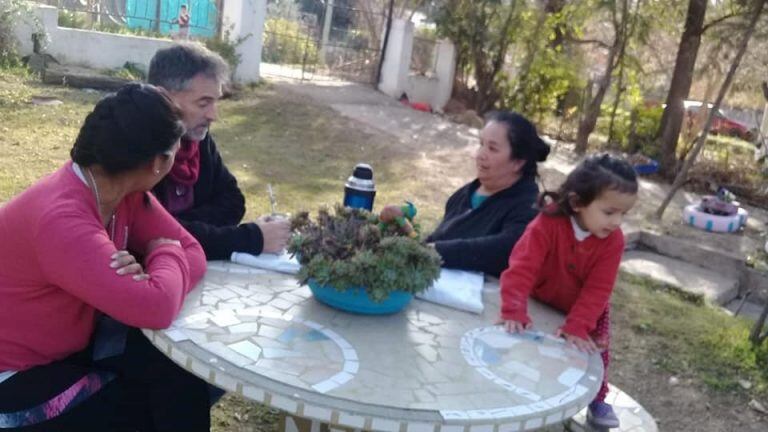 Víctor Curvino visitó a vecinos de Carlos Paz