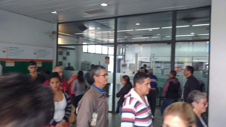 El hall de entrada del Banco de Córdoba colmado.