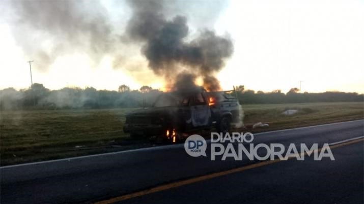 Los tres ocupantes lograron salir de la camioneta (Diario Panorama).