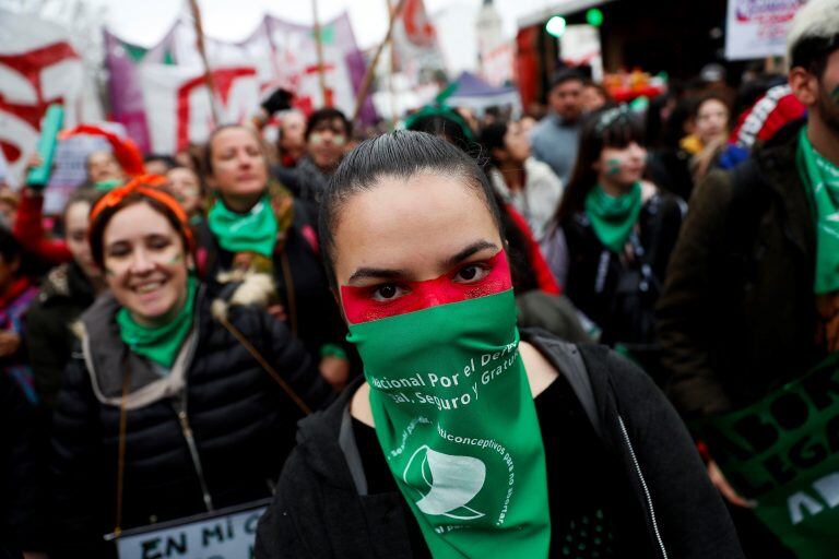 Centenares de personas a favor de la ley del aborto se manifiestan hoy.