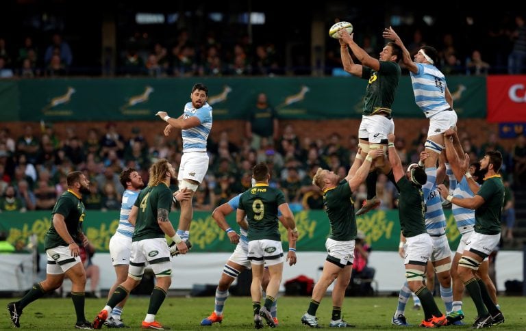 Rynhardt Elstadt gana la pelota en un line ante Guido Petti. (Foto: AP).