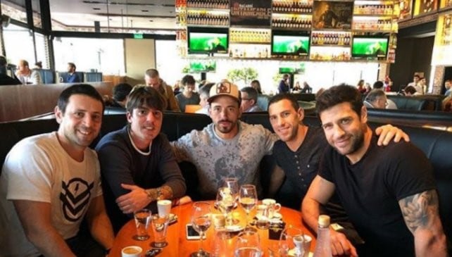 El ex capitán rojinegro junto a sus amigos en Rosario.