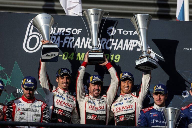 Alonso logró dos coronas en el Mundial de Resistencia (WEC), junto con Toyota. En la imagen, celebrando en Bélgica el 4 de mayo de 2019, junto al suizo Sebastien Buemi (a la izquierda del español en la foto) y al japonés Kazuki Nakajima (a la derecha del asturiano), tras haber ganado las 6 Horas de Spa-Francorchamps.