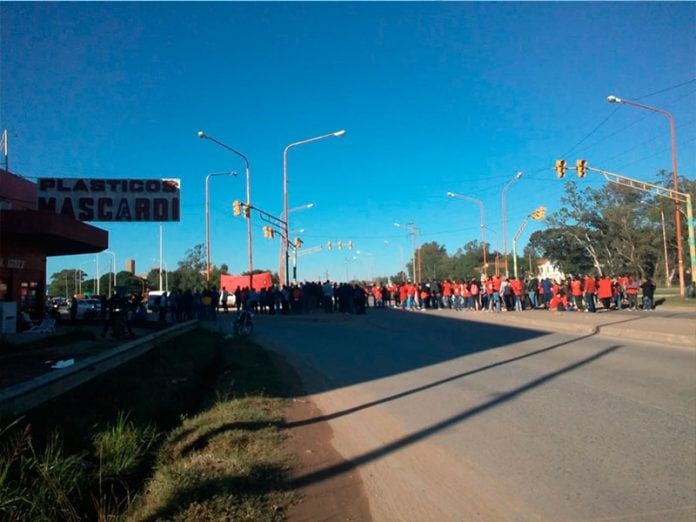 El paro comenzó con manifestaciones por la ciudad de Resistencia.