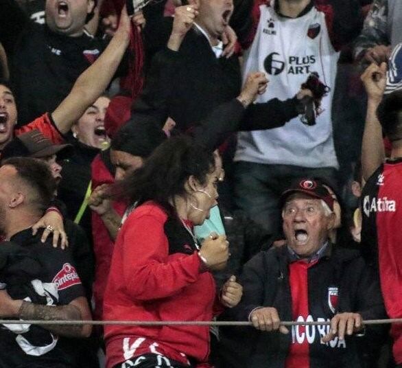 El "abuelo sabalero" conquistó las redes y el corazón de toda la hinchada de Colón. (Twitter)