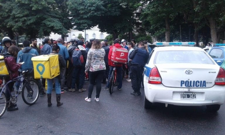 Empleados de Glovo se manifiestan en el centro platense por falta de seguridad