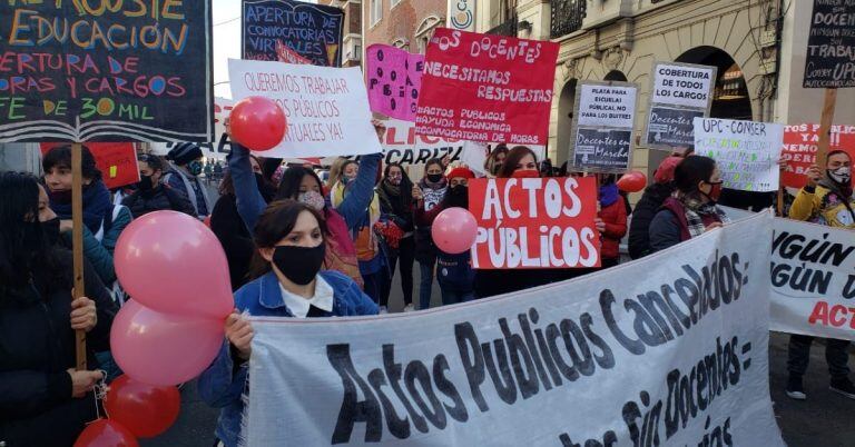 Docentes suplentes marcharon pidiendo volver a trabajar.