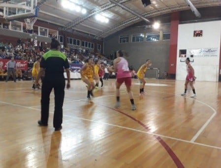 Momento en que Las Heras Básquet controlaba el tercer parcial. Luego, sobre el final se le escapó el partido.