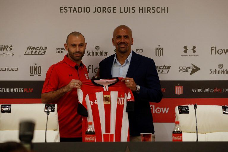 Javier Mascherano junto al presidente del club Juan Sebastián Verón presentado como nuevo refuerzo del Club Estudiantes de La Plata (Foto: EFE/ Demian Alday Estévez)