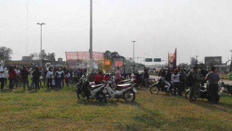 Manifestación de movimientos sociales en el acceso norte de Resistencia. (Foto: Diario Norte)