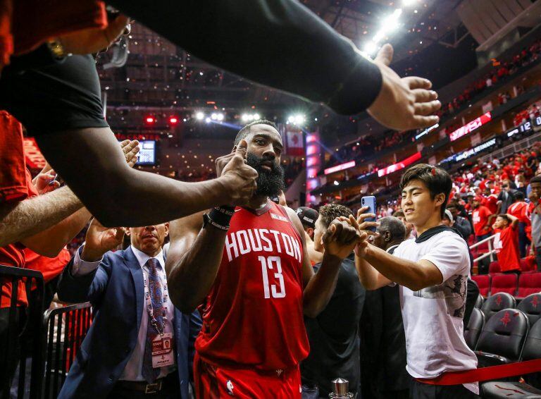 James Harden saludando a los hinchas (Foto: Troy Taormina-USA TODAY Sports)