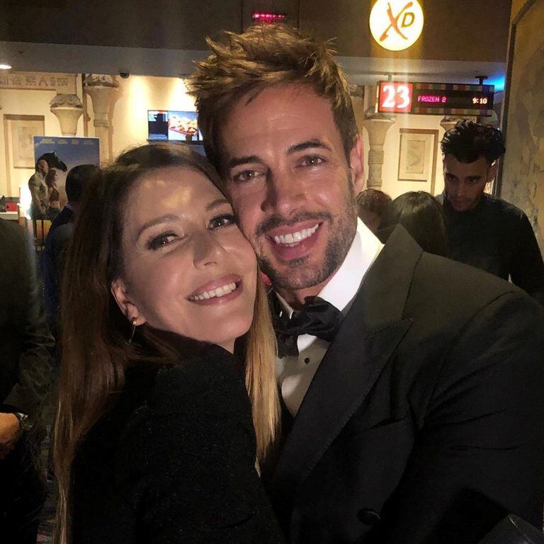 Mónica Ayos junto a William Levy, productor y protagonista de "En brazos de un asesino", la película en la que actúa la actriz argentina que debutará el 6 de diciembre (Foto: Instagram/ @monicaayos)