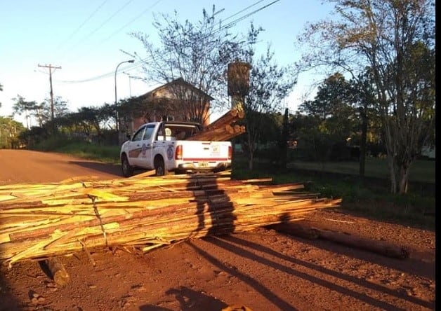 Maderas apiladas en un acceso a Montecarlo forman una valla por la que se impide el acceso a la ciudad. (Municipio prensa)