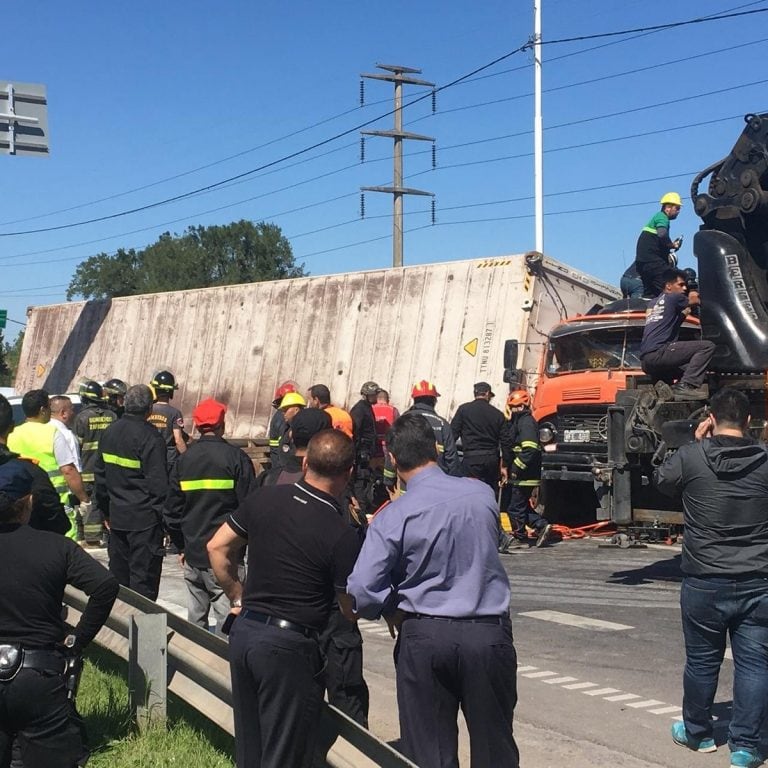 Un camión volcó en Circunvalación y Avenida del Rosario. (@gbelluati)