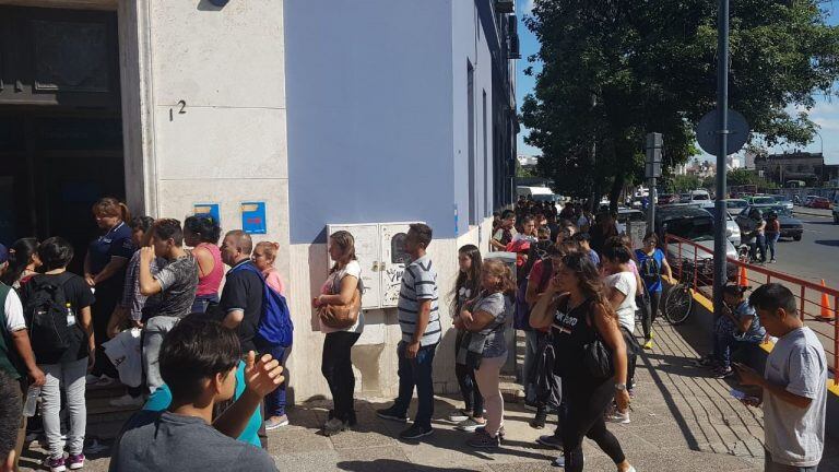 Interminables colas para activar las tarjetas del Boleto Educativo Gratuito en la vieja Terminal de Ómnibus de Córdoba.