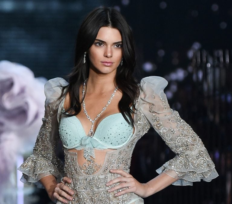 Kendall Jenner modelando para Victoria's Secret