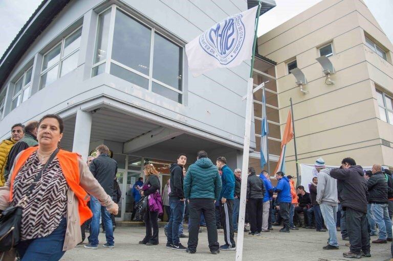 Reclamos en la puerta de la Municipalidad de Ushuaia