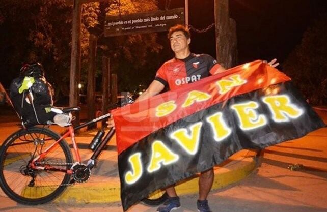 Hincha sabalero viaja en bicicleta a Asunción para ver a Colón. (Uno Santa Fe)