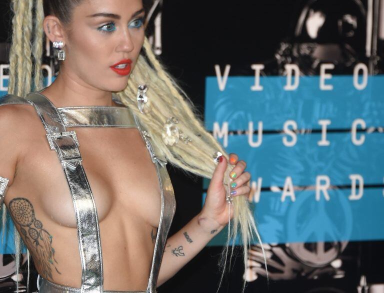 Miley Cyrus sensual en una de sus presentaciones (Foto: AFP PHOTO/Mark RALSTON)