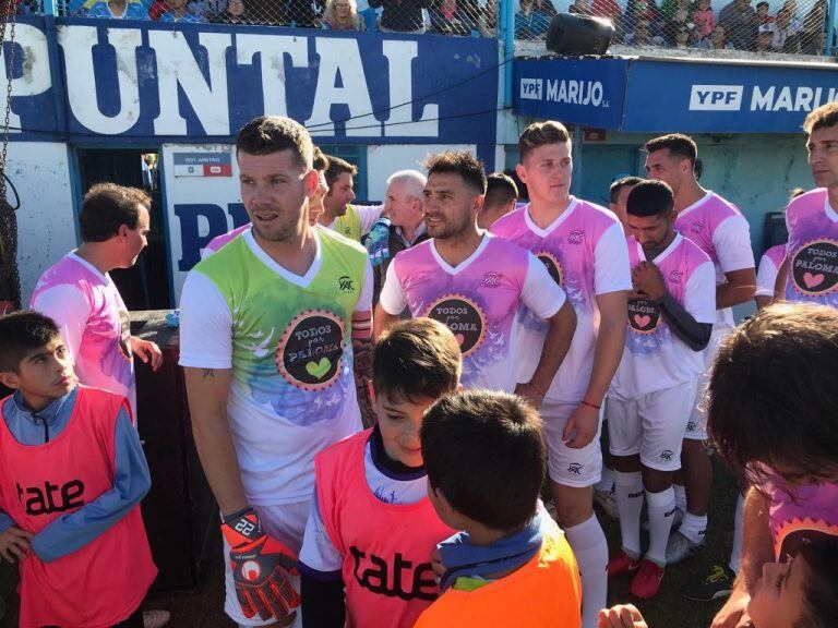 Jugadores y personalidades destacadas en el partido a beneficio de Paloma.