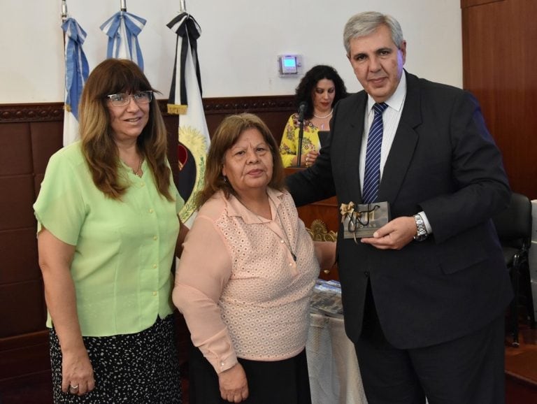 Silvina San Martín y Lourdes Salazar, integrantes de la comisión directiva de la SADE Jujuy, entregaron un presente al vicegobernador Haquim en agradecimiento por su colaboración para la edición de la obra.